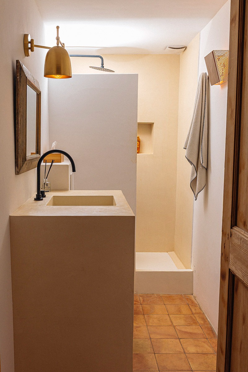 salle de bain beton cire alpilles